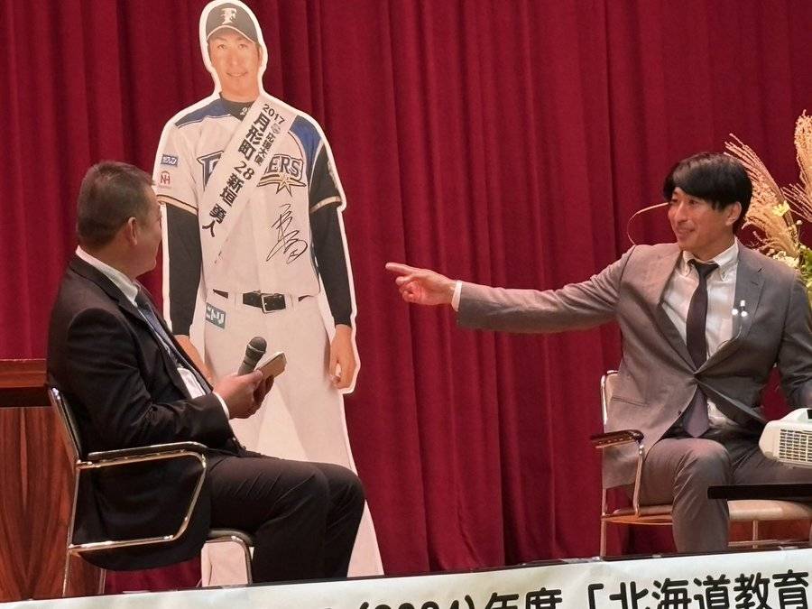 講演会に出席する新垣勇人